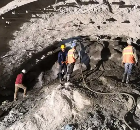 渝中拱顶带模注浆料的施工流程及注意事项